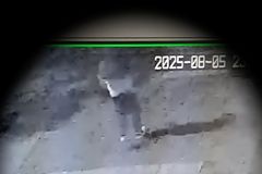 Poznáváte ho? Policie prosí o pomoc s pátráním po agresorovi, přiznávají problém