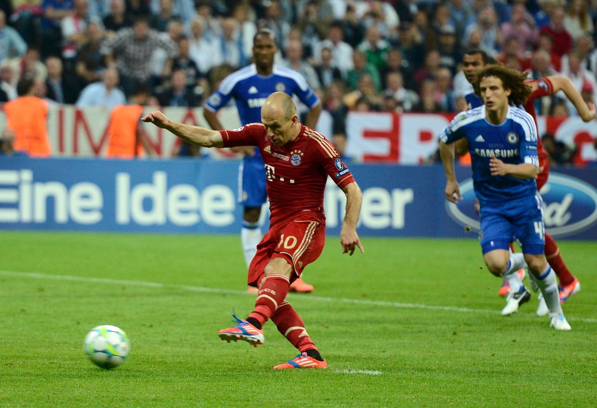 Robben kope penaltu ve finále Ligy mistrů Bayern - Chelsea