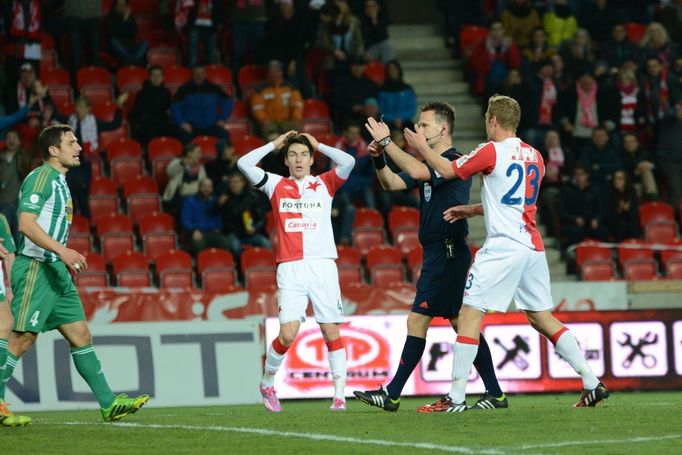 SL, Slavia-Bohemians 1950: Karel Piták (23), Robert Hrubý (4) a rozhodčí Radek Příhoda