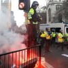 Britští studenti se v centru Londýna perou s policií