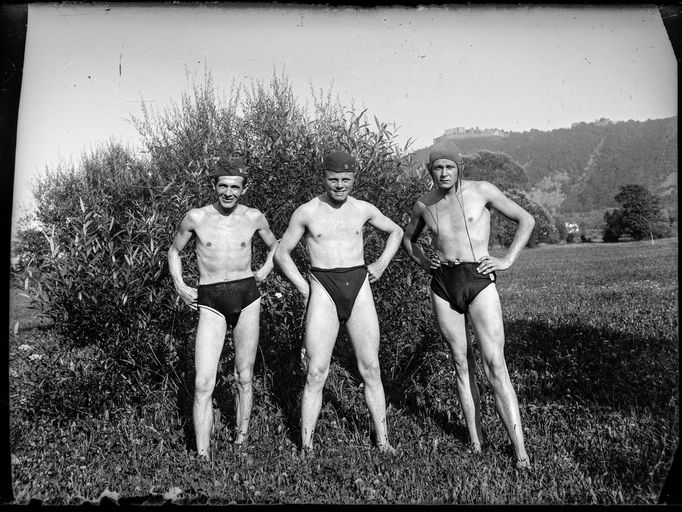 Archivní snímky neznámých autorů z let cca1900-1945, které zachraňuje fotograf Martin Wágner v rámci projektu "Negativy z popelnice" a dokumentuje tak zmizelý svět.