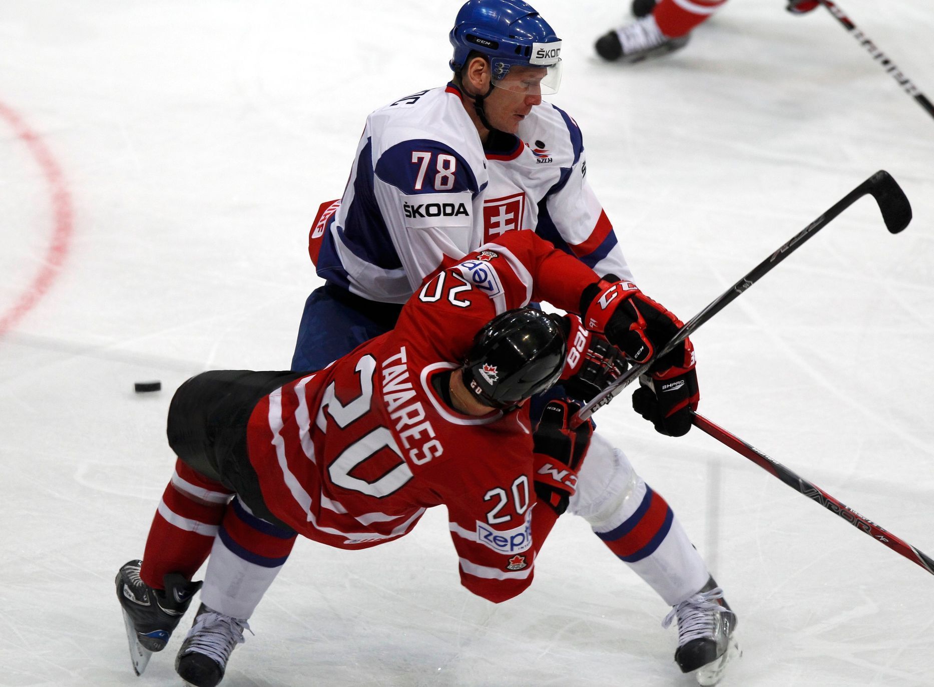 Kristian Kudroč a John Tavares v utkání MS v hokeji 2012 Kanada - Slovensko