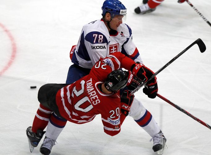 Kristian Kudroč a John Tavares ve střetu v utkání MS v hokeji 2012 Kanada - Slovensko.