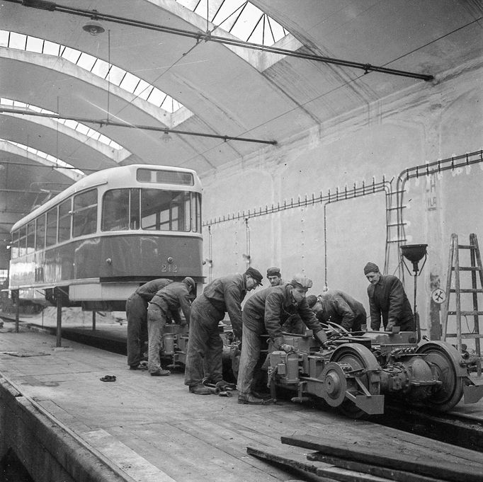 Fotografie z historie výrobního závodu Tatra Smíchov v Praze. Snímek z roku 1960.