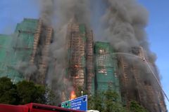 Ohnivé peklo v Hongkongu. Za rychlé šíření požáru mohla neobvyklá věc