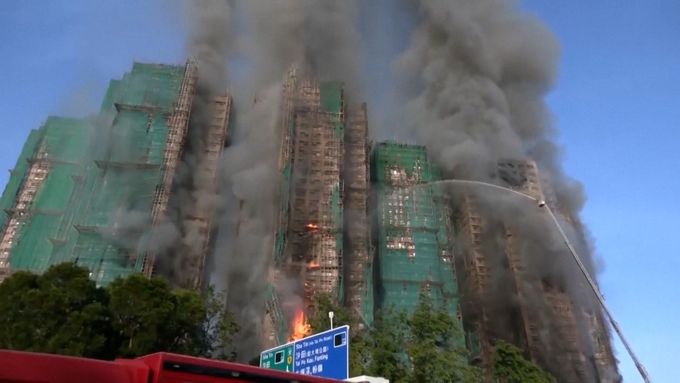 V Hong Kongu vypukl mohutný požár jednoho z bytových domů