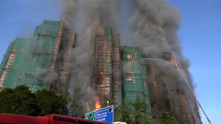 Ohnivé peklo v Hongkongu. Za rychlé šíření požáru mohla neobvyklá věc