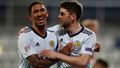 Ryan Christie a Liam Palmer slaví gól v zápase Ligy národů Česko - Skotsko