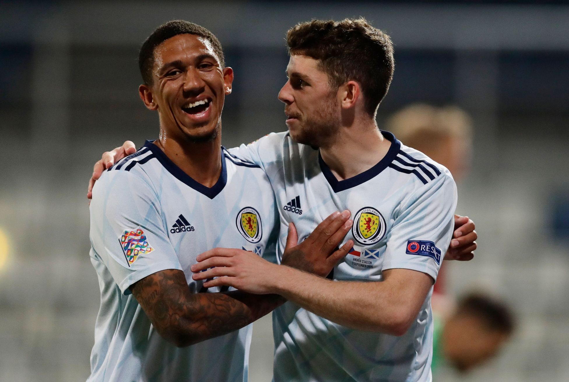 Ryan Christie a Liam Palmer slaví gól v zápase Ligy národů Česko - Skotsko