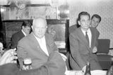 Sovětský vůdce Nikita Sergejevič Chruščov s ministrem vnitra Rudolfem Barákem na snímku z 31. 5. 1961. K propouštění politických vězňů a případným rehabilitacím se českoslovenští vůdci s váháním odhodlali až po smrti sovětského diktátora Stalina a "oteplování" poměrů v Sovětském svazu.