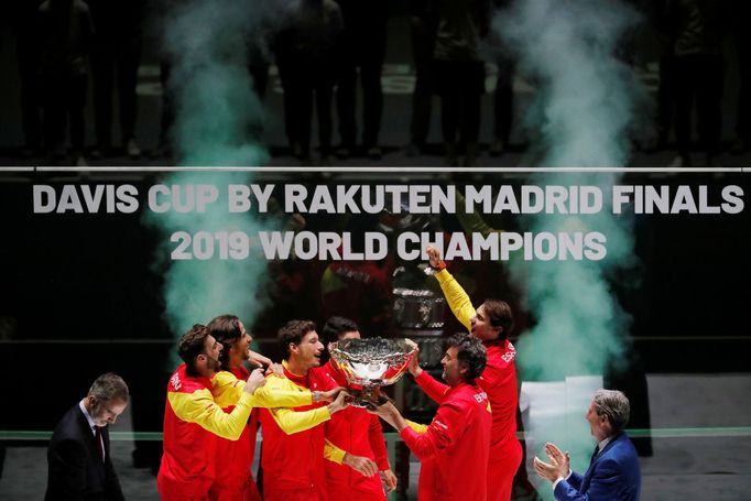 Tennis - Davis Cup Finals - Final - Caja Magica, Madrid, Spain - November 24, 2019   The Spain team celebrate with the trophy after winning the Davis Cup final   REUTERS/