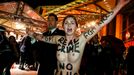 Před zahajovací projekcí festivalu Berlinale způsobily rozruch aktivistky sextremistického hnutí Femen. Požadavky již tradičně píší přímo na svá nahá těla.