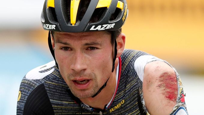 Slovinský favorit Tour de France, Primož Roglič, se v třetí etapě 108. ročníku pořádně sedřel.