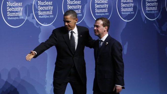 Prezident Obama se na summitu ve Washingtonu vítá se svým ruským protějškem Medveděvem