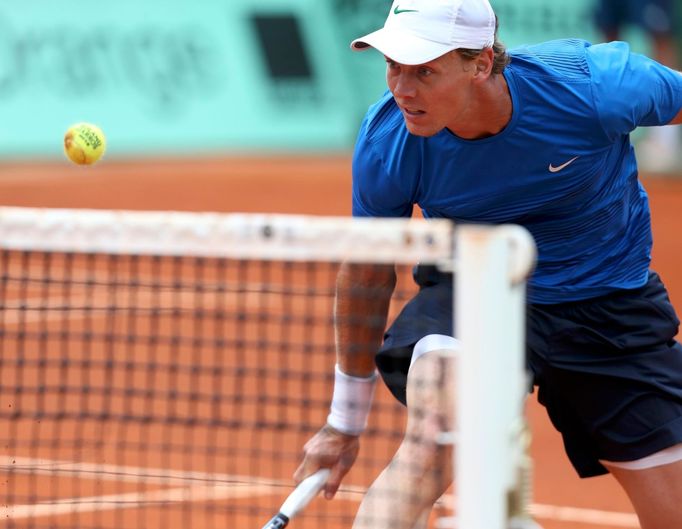 Český tenista Tomáš Berdych odráží míček proti Argentinci Juanu Martínovi Del Potrovi během osmifinále French Open 2012.