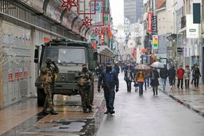 Obrazem: Vylidněné ulice, odstřelovači i obrněná vozidla. Brusel se bojí teroru