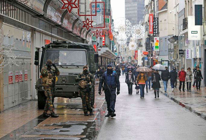 Ulice v Bruselu hlídají belgičtí vojáci