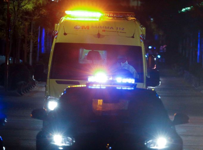 Ambulance přepravuje španělskou zdravotní sestru nakaženou virem ebola do jiné nemocnice poblíž Madridu.