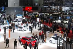 Trh s auty roste už 14 měsíců, Škoda dál zvyšuje podíl