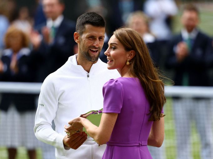 Trofej pro poraženého finalistu převzal od princezny Kate i Novak Djokovič