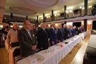 Všechno je ale jinak. Sobotka před několika dny odstoupil a stranu vede triumvirát. Programová konference ČSSD se odehrála pod taktovkou Lubomíra Zaorálka a Milana Chovance.