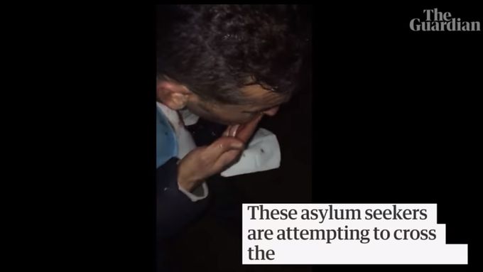 Video, které poslal novinářům deníku The Guardian uprchlík jménem Sami.