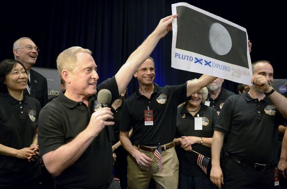 Foto s trofejí. NASA ukořistila první snímek Pluta v historii lidstva.