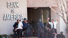 Policejní zásahové složky SWAT při zákroku před bankou, kde se odehrálo loupežní přepadení USA. Člověk s rukama nad hlavou je zaměstnanec Bank of America. 28. 2. 1997