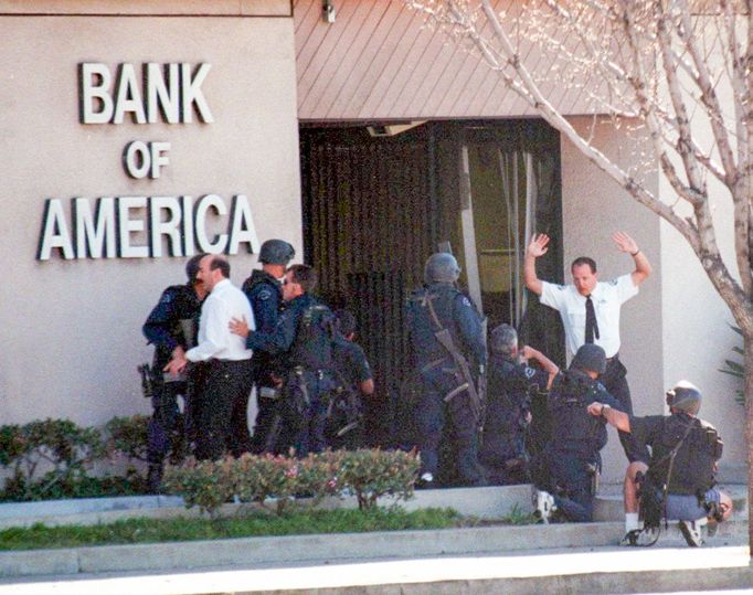 Policejní zásahové složky SWAT při zákroku před bankou, kde se odehrálo loupežní přepadení USA. Člověk s rukama nad hlavou je zaměstnanec Bank of America. 28. 2. 1997