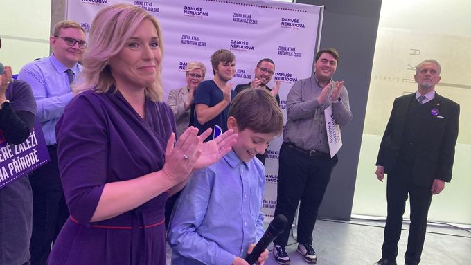 Prezidentská kandidátka Danuše Nerudová vysvětluje, proč natočila video, v němž účinkuje její mladší syn.