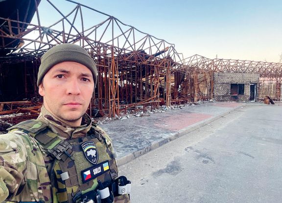 Rusy zničené odpočívadlo s obchody na kopci vedle hlavní silnice do Izjumu, 2022.