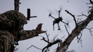 Ukrajinský voják vypouští dron poblíž frontové linie u Bachmutu.
