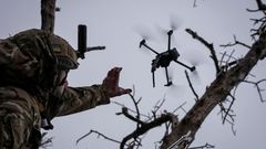 Ukrajinský voják vypouští dron poblíž frontové linie u Bachmutu.