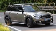 Mini Countryman SE jsme testovali v Miláně a okolí, tedy i na klikatých silničkách v okolí Lago di Garda. Tam nás auto nadchlo chováním v zatáčkách. Na těžké SUV s bateriemi se auto chová neskutečně zábavně a přes značné vnější rozměry si stále udržuje ducha motokárovosti vozů Mini.