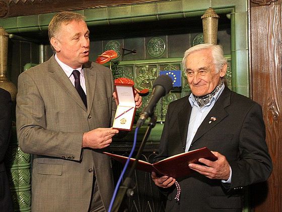 Medaili předsedy vlády se rozhodl odbojovou skupinu ocenit roku 2008 tehdejší premiér Mirek Topolánek. Cenu přebírá Milan Paumer.