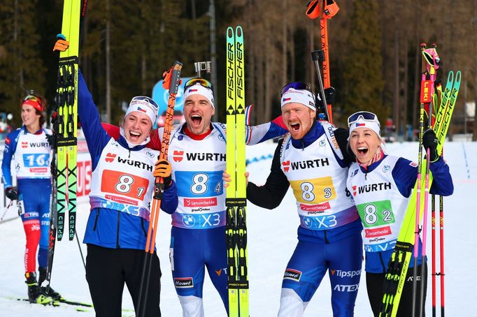Jessica Jislová, Michal Krčmář, Vítězslav Hornig a Tereza Voborníková se stříbrem ze závodu smíšených štafet na MS 2025 v Lenzerheide