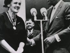 Pečlivá úřednice: Frances Oldhamová Kelseyová nedala povolení k tomu, aby byl thalidomid prodáván v USA. V roce 1962 za to obdržela vyznamenání od prezidenta Johna F. Kennedyho.