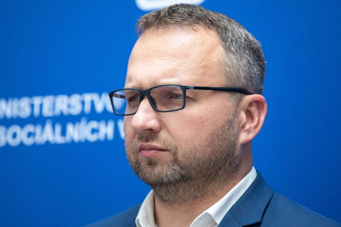 Ministr práce a sociálních věcí Marian Jurečka na tiskové konferenci.