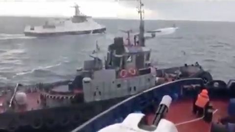 Ruská loď záměrně naráží do ukrajinského námořního remorkéru