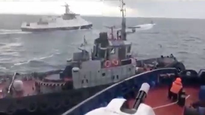 Ruská hlídková loď záměrně naráží v Kerčském průlivu do ukrajinského námořního remorkéru.