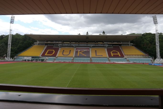 Hlavní tribuna na stadionu Juliska