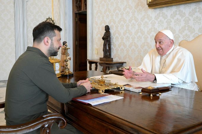 Ukrajinský prezident Volodymyr Zelenskyj se setkal s papežem Františkem.