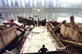 Pád Duhového mostu v Číně v roce 1999 nepřežilo 49 lidí. Podle vyšetřovatelů byla na vině hlavně použitá nekvalitní ocel.
