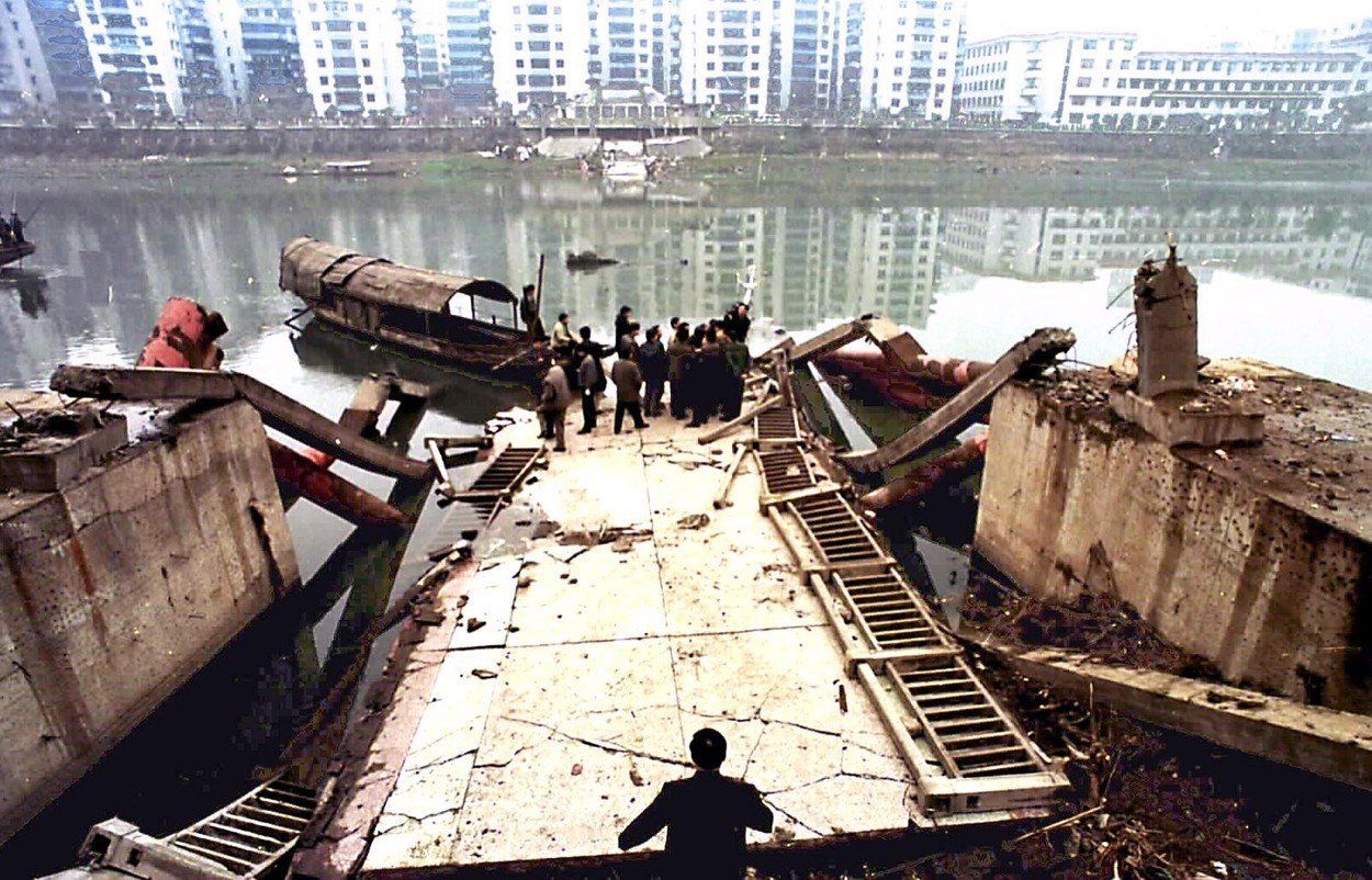 6_Foto_Rainbow Bridge, Qijiang county, China January 4, 1999