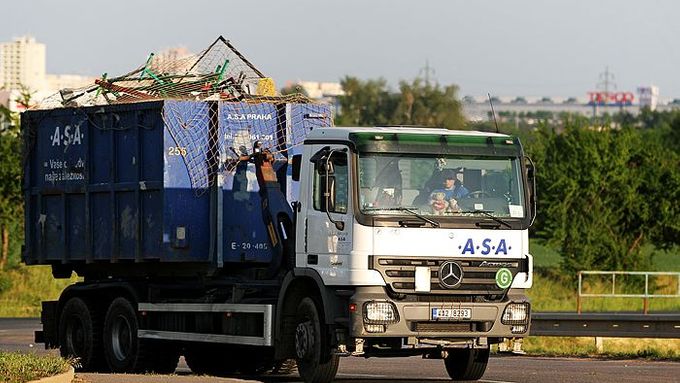 Odpad mohou lidé vozit nad skládku do Libušína nebo dávat do bikramových van.