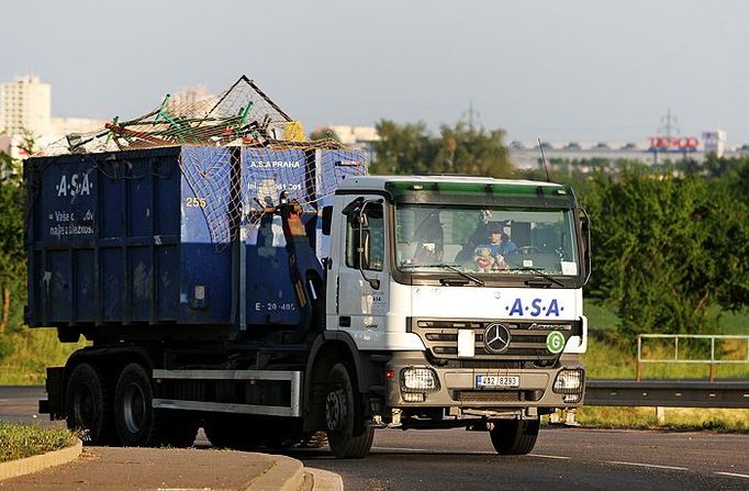 Svoz odpadu na skládku v Praze - Ďáblicích.