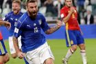 Itálie díky penaltě zachránila remízu se Španělskem, Island oslnil obratem v nastavení