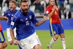 Itálie díky penaltě zachránila remízu se Španělskem, Island oslnil obratem v nastavení
