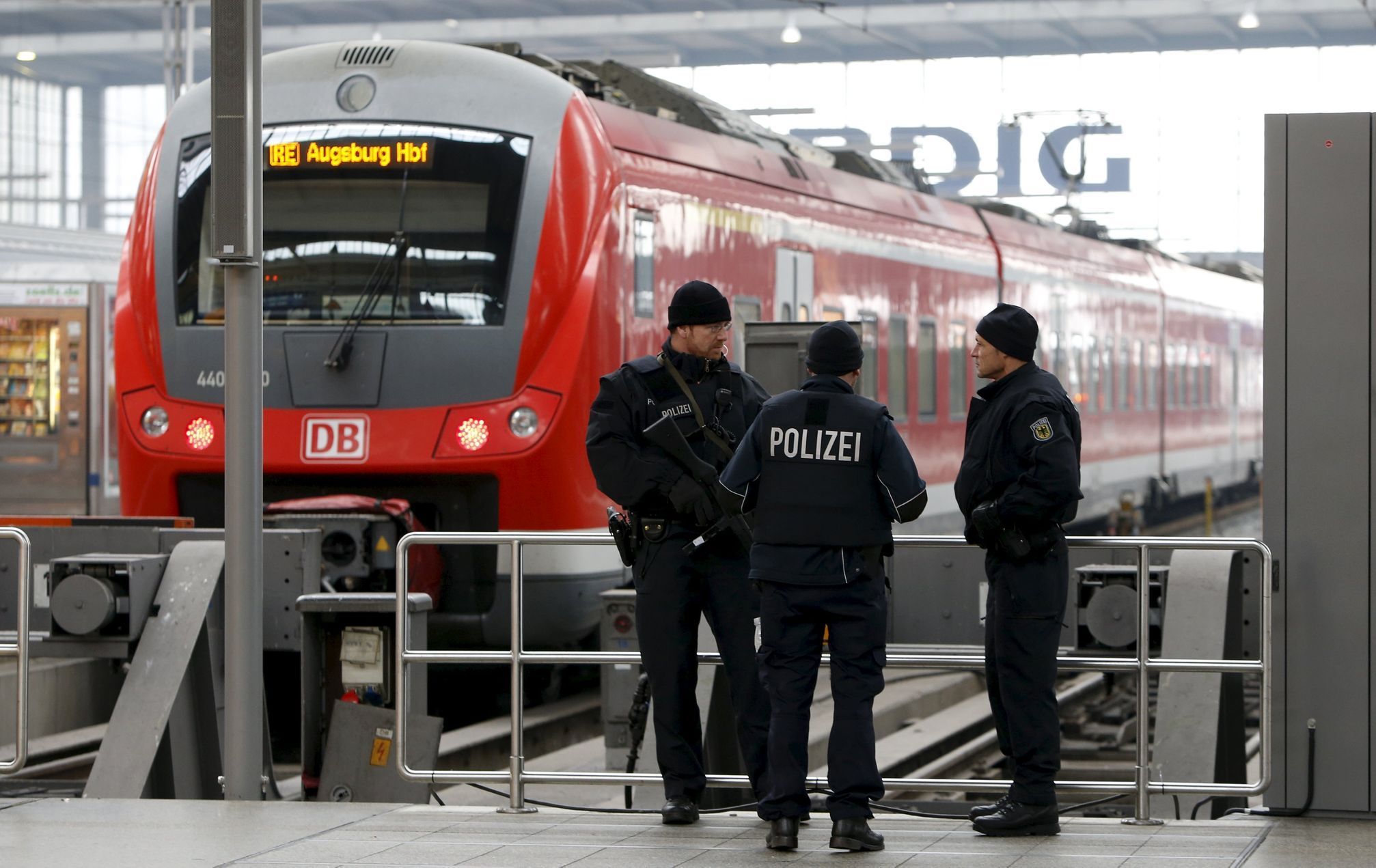 Němečtí policisté na nádraží