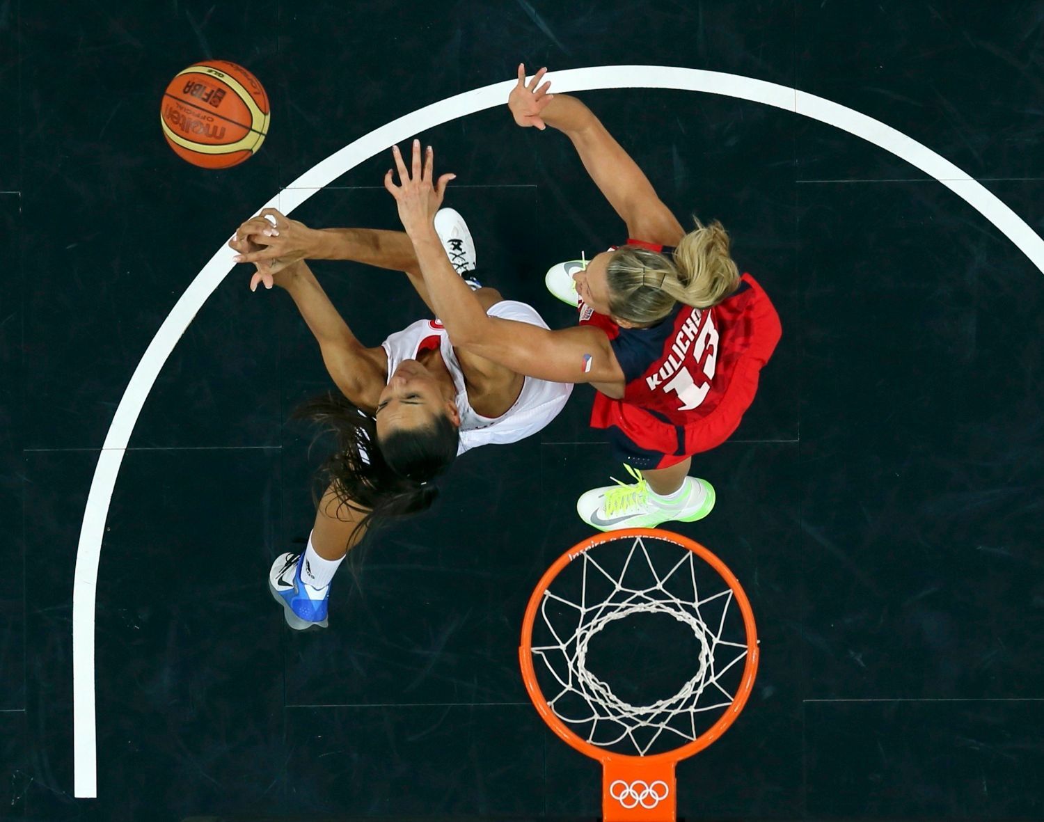 Česká basketbalistka Petra Kulichová blokuje Chorvatku Mariju Vrsaljkovou v utkání skupina A na OH 2012 v Londýně.